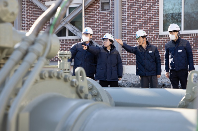 최연혜 한국가스공사 사장은 설 연휴 대비 천연가스 공급설비 운영현황과 안전관리 실태점검을 위해 20일 서울 방배관리소를 방문했다 .왼쪽에서 두번째 최연혜 가스공사 사장.(사진=한국가스공사)
