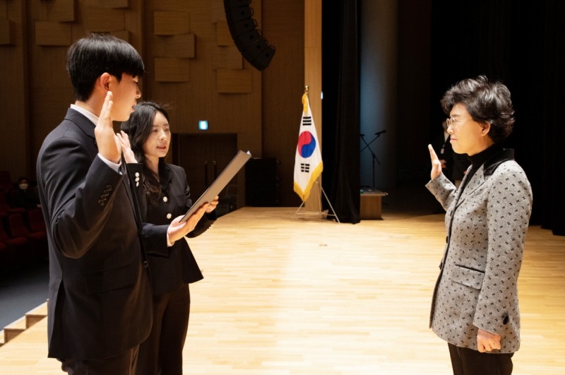 한국가스공사 는  25일, 대구 본사 국제회의장에서 신입직원 임용식을 개최했다.(오른쪽 최연혜 가스공사 사장). (사진=한국가스공사)