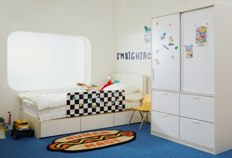 한샘X히로 콜라보 체커보드가 적용된 아임빅 침대와 옷장.(사진=한샘)