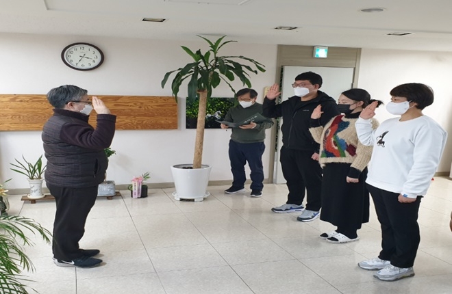 삼담조사 직원들이 청렴서약식에서 선서를 하고 있다.(사진제공=서울남부청소년비행예방센터)