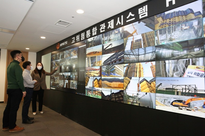 ㈜한화 건설부문이 구축한 고위험 통합관제시스템 모니터링룸에서 직원들이 모니터링을 하고 있다.(사진=한화 건설부문)