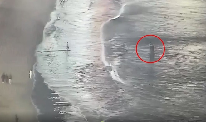 출동경찰관이 설득해 구조하고 있다.(제공=부산경찰청)