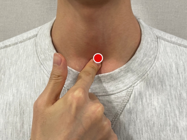 기침 완화에 효과적인 ‘천돌혈’ 지압