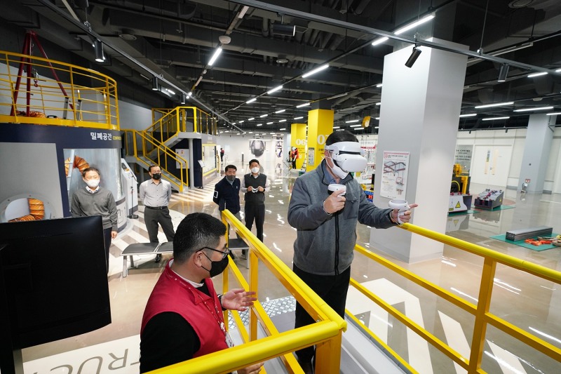 롯데건설 박현철 부회장이 안전체험관에서 철골VR 안전체험 교육을 받고 있다.(사진=롯데건설)