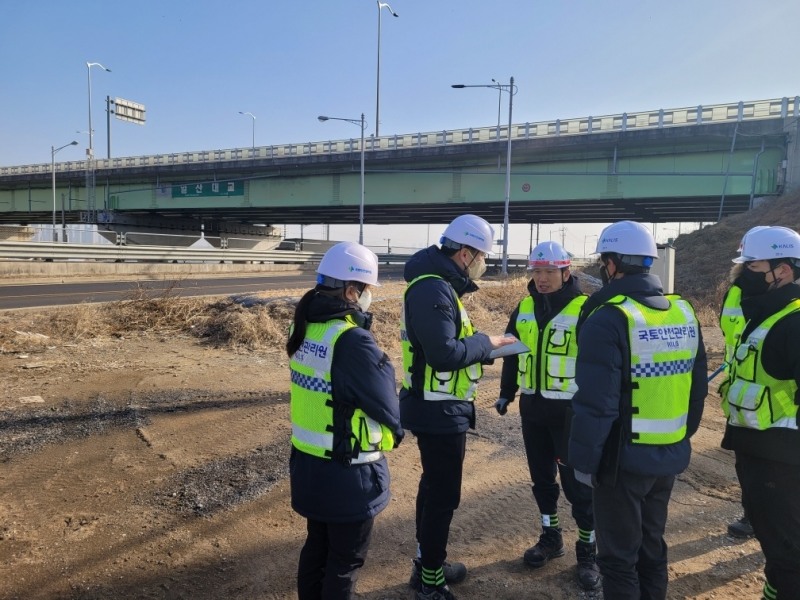 국토안전관리원 이용강 부원장, 일산대교 정밀안전진단 현장 방문 전경.(사진=국토안전관리원)