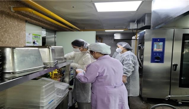 집단식중독 예방을 위한 합동점검을 진행하는 모습
