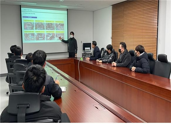 튜닝업계 종사자 교육.(사진=한국교통안전공단)