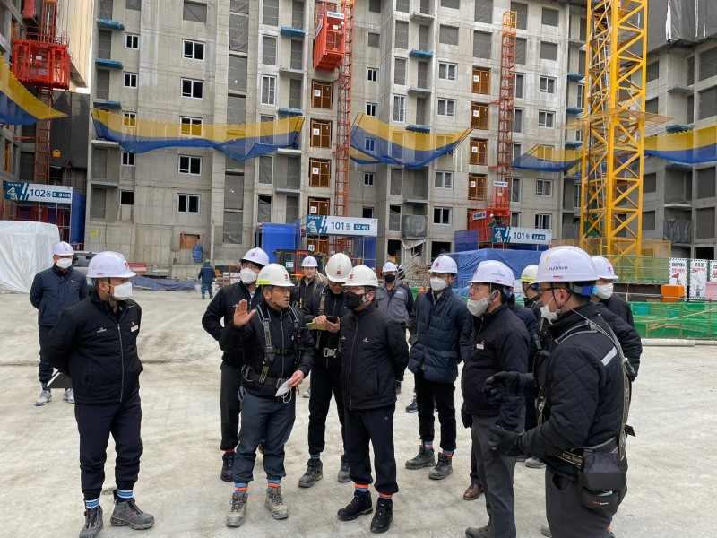 김인수 사장(사진 가운데 검은색 마스크 착용)이 오금 아남 아파트 리모델링 현장을 방문한 모습.(사진=쌍용건설)