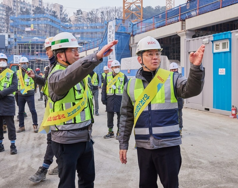 안전 검검을 실시하는 최익훈 HDC현대산업개발 대표이사(오른쪽)와 류강선 광주행정타운아이파크 현장소장(왼쪽).(사진=HDC현대산업개발)