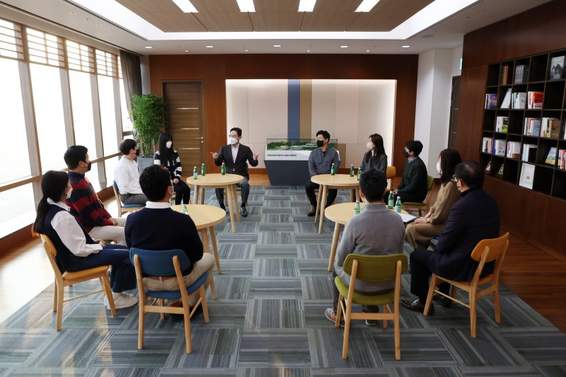 이재용 삼성전자 회장이 7일 삼성디스플레이 아산캠퍼스에서 직원들과 만나 대화를 나누고 있는 모습. 사진=삼성전