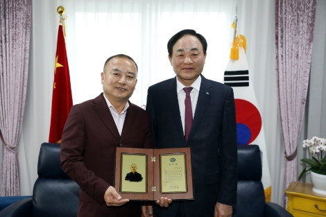 임준택 수협중앙회장(사진 오른쪽)이 지난 7일 양풍하 칭다오포광국제무역유한회사 회장(사진 왼쪽)에게 감사패를 전달하고 있다. 사진=수협중앙회