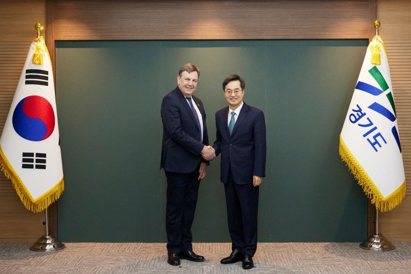 도청을 방문한 존 위팅데일 영국 무역특사를 만나 기념촬영을 하고있다.