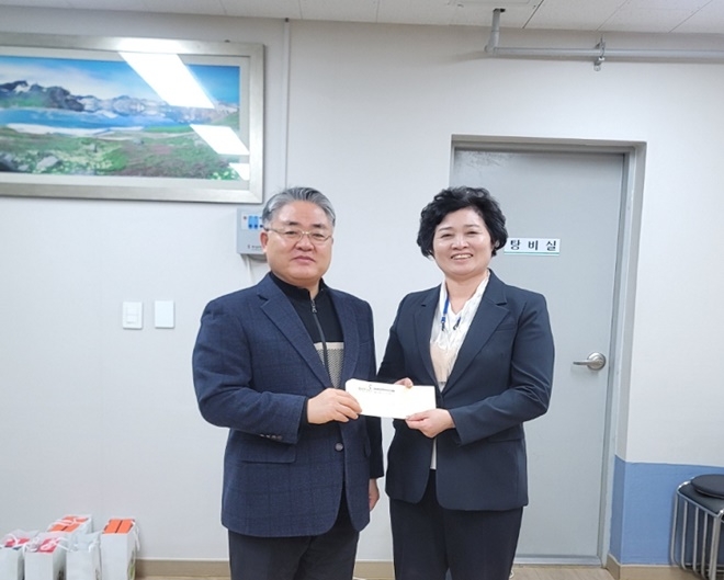 유정호 센터장(사진왼쪽)이 9일 대전청소년자립생활관을 방문해 직원들이 모든 성금을 전달하고 기념촬영.(사진제공=대전청소년비행예방센터)