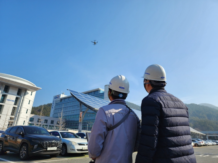 남동발전, 드론 활용해 사천시 태양광 시설 기술 점검