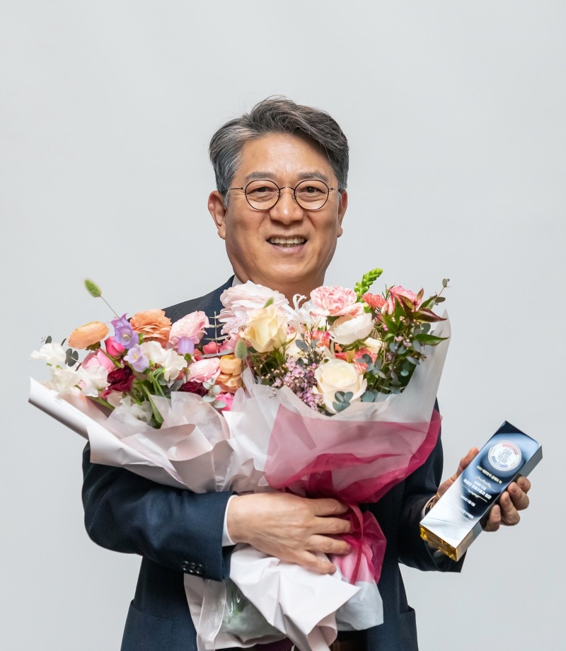 쌍용차 곽재선 회장이 ‘2023 올해의 인물’ 상을 수상하고 환하게 웃고 있다.(사진=쌍용자동차)