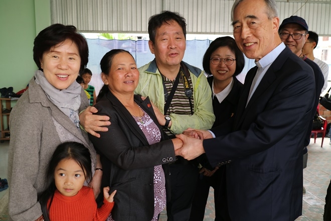 2018년 3월, 퐁니 마을에서 응우옌티탄과 강우일 이사장.(제공=한베평화재단)