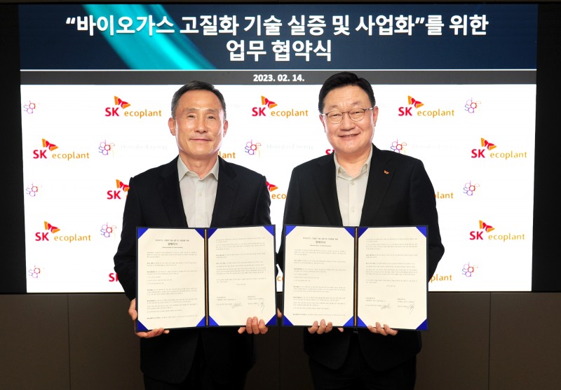 김병권 SK에코플랜트 에코랩센터 대표(사진 오른쪽)와 박용주 ㈜홍보에너지 대표가 협약식 후 기념촬영을 하는 모습.(사진=SK에코플랜트)