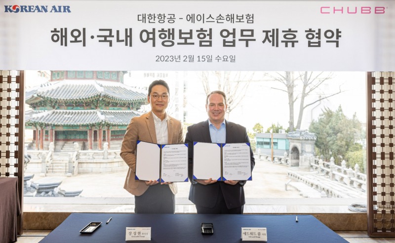 장성현 대한항공 마케팅/IT부문 부사장(왼쪽)과 에드워드 콥 에이스손해보험 사장(오른쪽)이 기념 촬영하는 모습.(사진=대한항공)