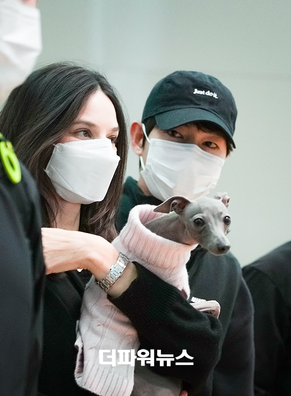 송중기-케이티, 인천국제공항 출국