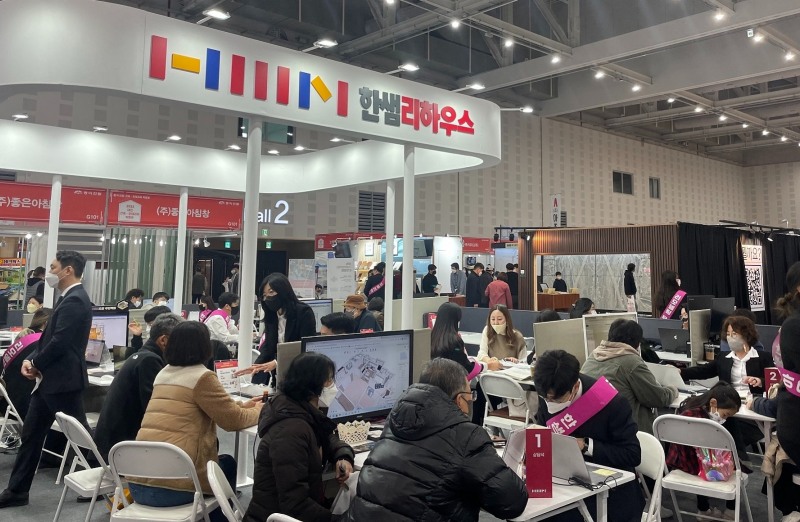 2022년 인테리어 박람회 내 한샘 부스에서 리모델링 맞춤형 상담을 진행하는 모습.(사진=한샘)