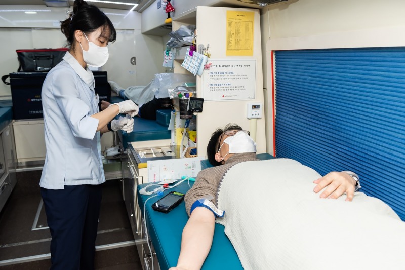 SK네트웍스 ‘사랑의 헌혈 캠페인’에 참여해 헌혈중인 구성원.(사진=SK네트웍스)