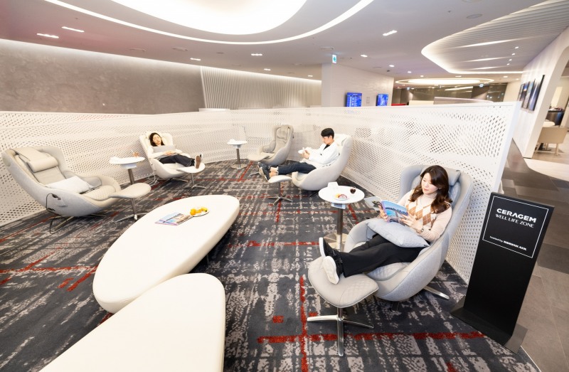 인천국제공항 제2터미널 대한항공 라운지에 마련된 '세라젬 웰라이프 존(CERAGEM WELLLIFE ZONE)'에서 고객들이 휴식을 취하고 있는 모습.(사진=대한항공)