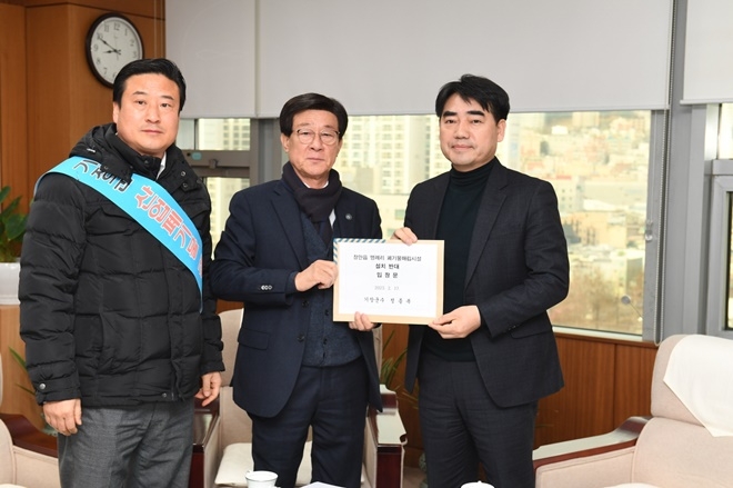 박우식 기장군의회 의장(왼쪽),정종복 기장군수(가운데)가 이성권 부산시 경제부시장(우측)을 만나 입장문을 전달하고 있다.(사진제공=부산 기장군)