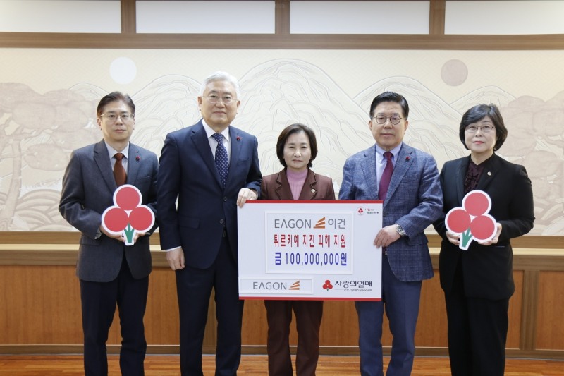 (왼쪽부터) 김재원 이건홀딩스 전무, 안기명 이건(EAGON) 부회장, 이행숙 인천시 문화복지정무부시장, 조상범 인천사회복지공동모금회 회장, 김명숙 인천시 보건복지국 복지서비스과장.(사진=이건)