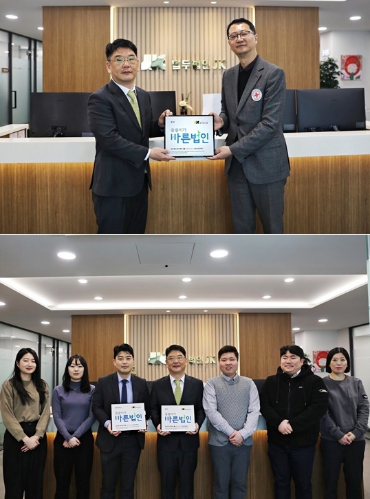 (위)위기가정 아동·청소년들을 정기후원하는 대한적십자사 ‘씀씀이가 바른법인’ 캠페인에 동참하는 법무법인JK 김수엽 대표변호사(왼쪽), 대한적십자사 서울특별시지사 나눔기획팀장 윤종옥(오른쪽).(사진제공=대한적십자사)