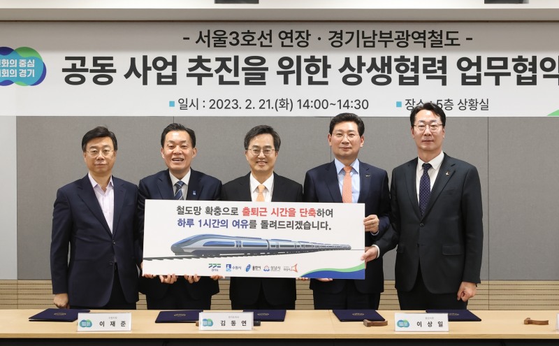 업무협약 체결 후 기념촬영을 하고있다.