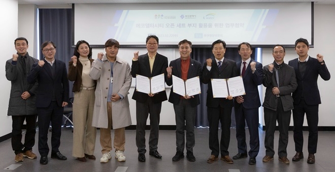 협약식 기념촬영.(좌측 5번째부터 부산영상위원회 강성규 운영위원장, 부산시 김기환 문화체육국장, 부산에코델타시티사업단 이상종 단장).(사진제공=부산영상위원회)