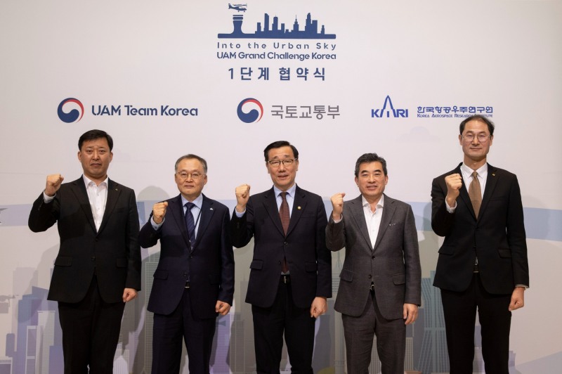 (왼쪽부터)현대건설 기술연구원 박영준 상무, 한국항공우주연구원 이상률 원장, 국토교통부 어명소 2차관, 현대차 AAM본부 신재원 사장, KT 경영기획부문 박종욱 사장이 기념사진을 촬영하고 있다.(사진=현대건설)