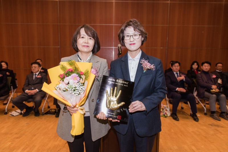 제21회 중부율곡대상 광역정치부문 대리수상_(왼)전미란 여사(오)최윤정 대표