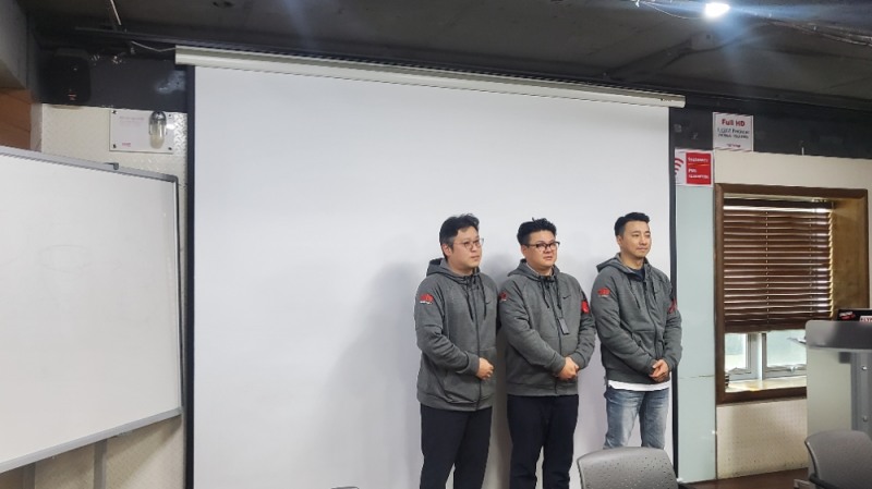 23일 열린 기자간담회에서 올림플래닛 경영전략실 안호준 부사장(CSO), 프로덕트본부 전상욱 부사장(CPO), 프로덕트 개발실 김명현 CTO가 인사하고 있다. 사진=올림플래닛