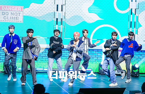 하우 데뷔 쇼케이스 무대