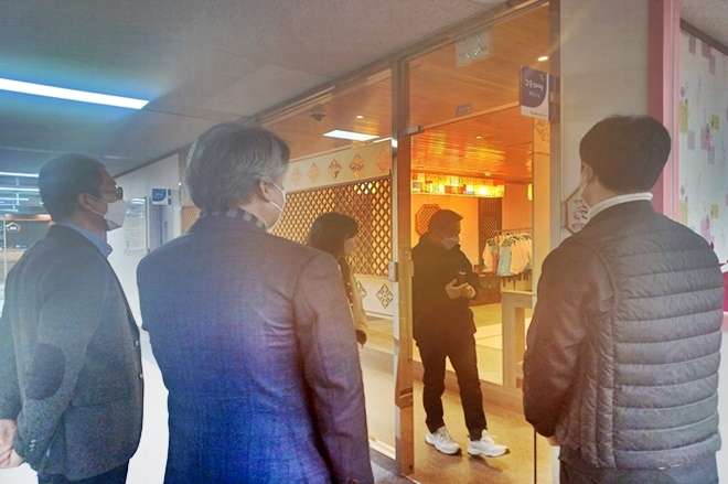 부산마약퇴치운동본부 관계자들이 부산동부청소년꿈키움센터 시설을 견학하고 있다.(사진제공=부산동부청소년꿈키움센터)