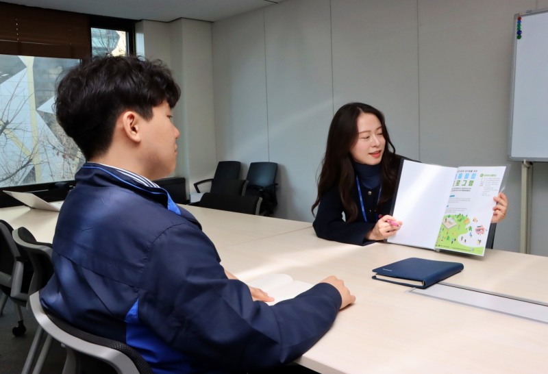 포스코O&M이 직원 대상으로 ‘마음힐링 프로그램’을 설명하고 있다.(사진=포스코O&M)