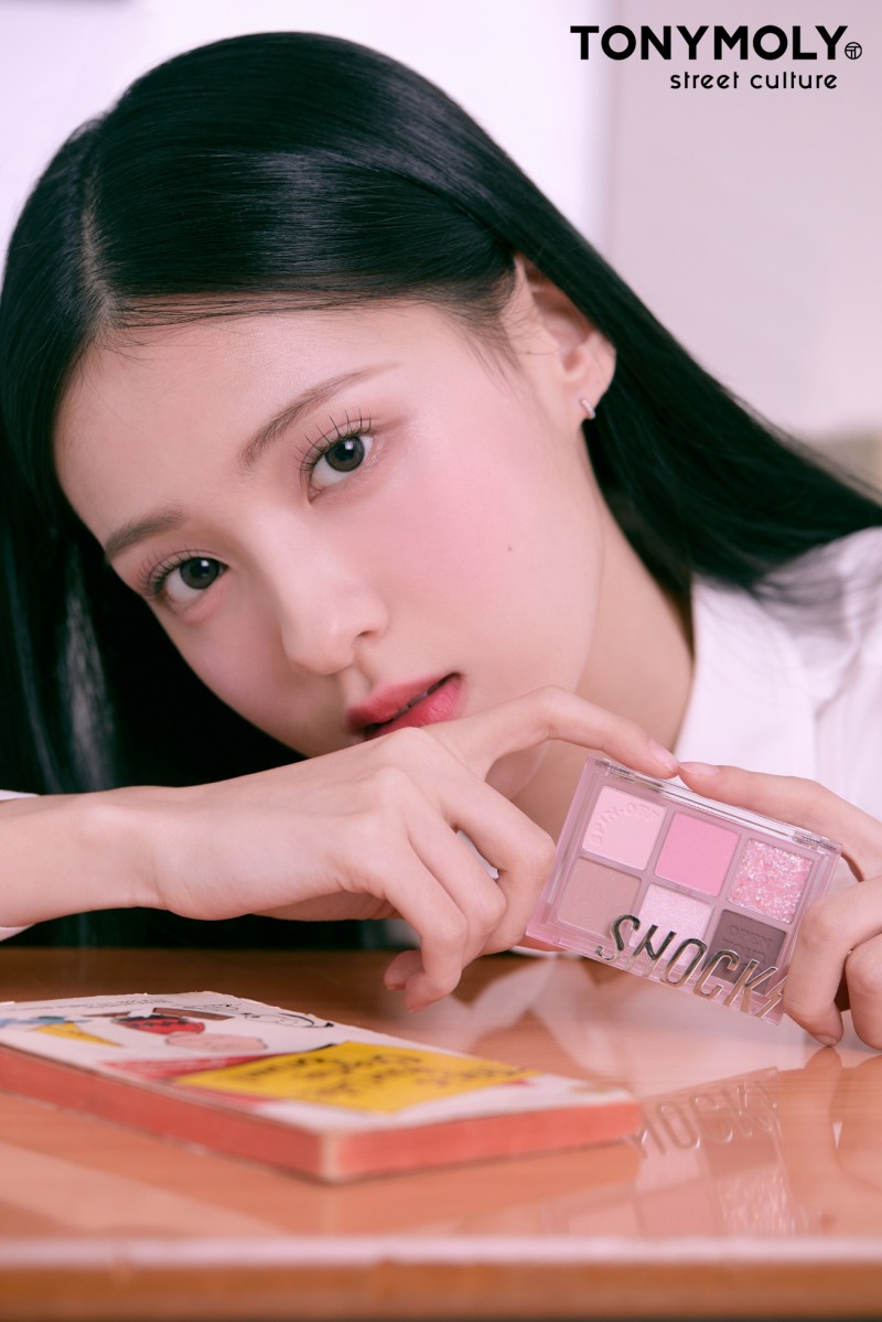 2023 SS 룩 뷰티 화보 이미지. (사진=토니모리)