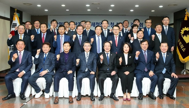 간담회 참석자 기념촬영(1열 왼쪽부터 네번째 장일현 부산지방국세청장, 다섯번째 장인화 부산상공회의소 회장).(사진제공=부산국세청)