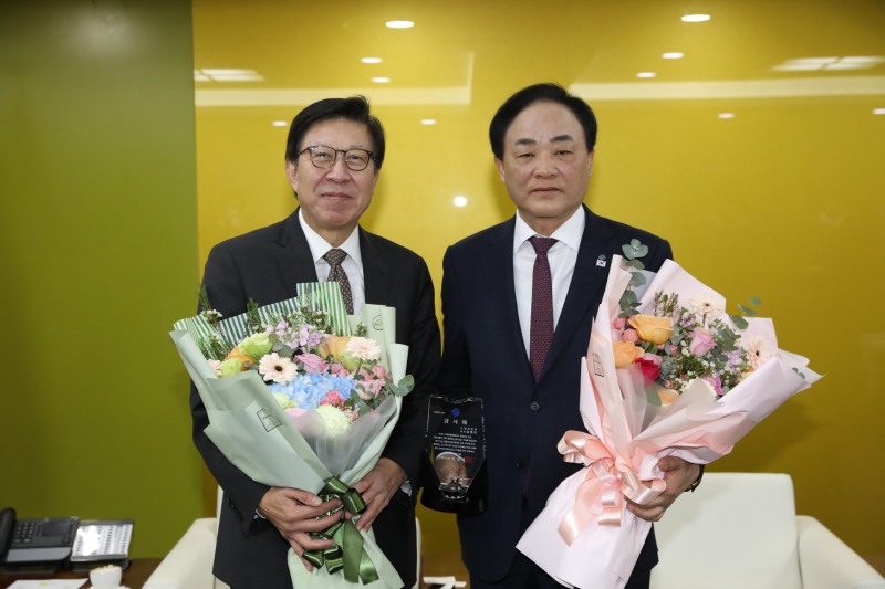 임준택 수협 회장, 부산시로부터 감사패 수상 전경.(사진=수협중앙회)