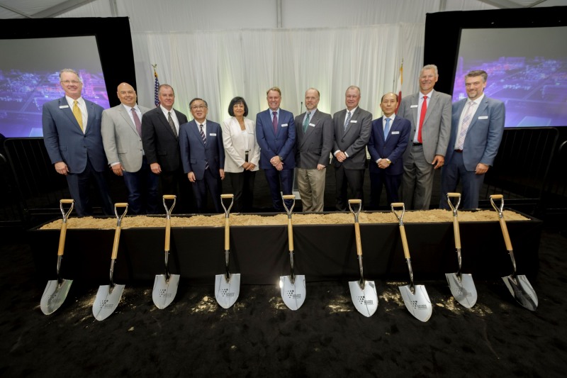 7일(현지시간) 미국 텍사스주 오렌지 카운티에서 열린 ‘골든 트라이앵글 폴리머스 프로젝트(Golden Triangle Polymers Project)’ 기공식에서 발주처 인사 등과 함께 유재호 DL이앤씨 플랜트사업본부장(오른쪽 세 번째)이 기념촬영을 하고 있다.(사진=DL이앤씨)