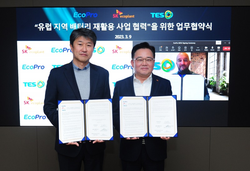 박경일 SK에코플랜트 사장(오른쪽), 송호준 에코프로 대표(왼쪽), 게리 스틸(Gary Steele) 테스 CEO(화면)가 협약서를 들고 기념촬영을 하고 있는 모습. (사진=SK에코플랜트)