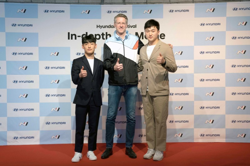 쏠라이트 인디고 레이싱 박준의(왼쪽) 선수와 쏠라이트 인디고 레이싱 박준성(오른쪽) 선수가 현대자동차 N브랜드&모터스포츠사업부장 틸 바텐베르크 상무와 기념 촬영을 하고 있는 모습.(사진=현대자동차)