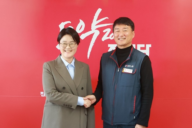 진보당 윤희숙 상임대표와 민주노총 양경수 위원장이 손을 맞잡고 있다.(사진제공=진보당)