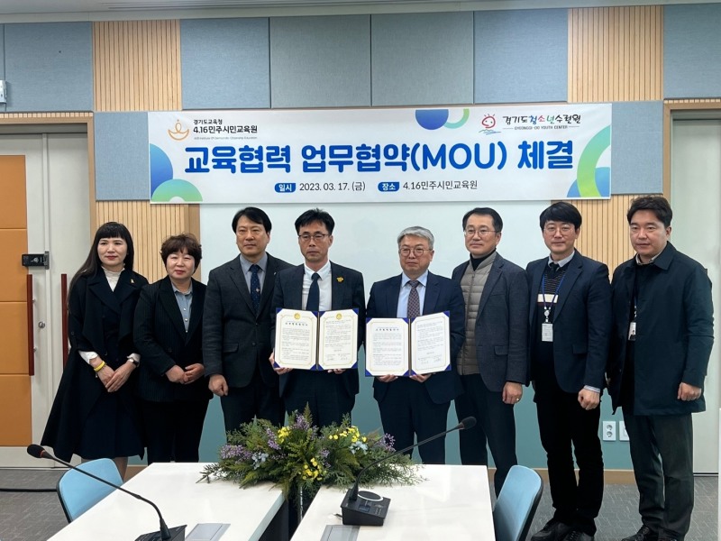 업무협약 체결 후 기념촬영을 하고있다.