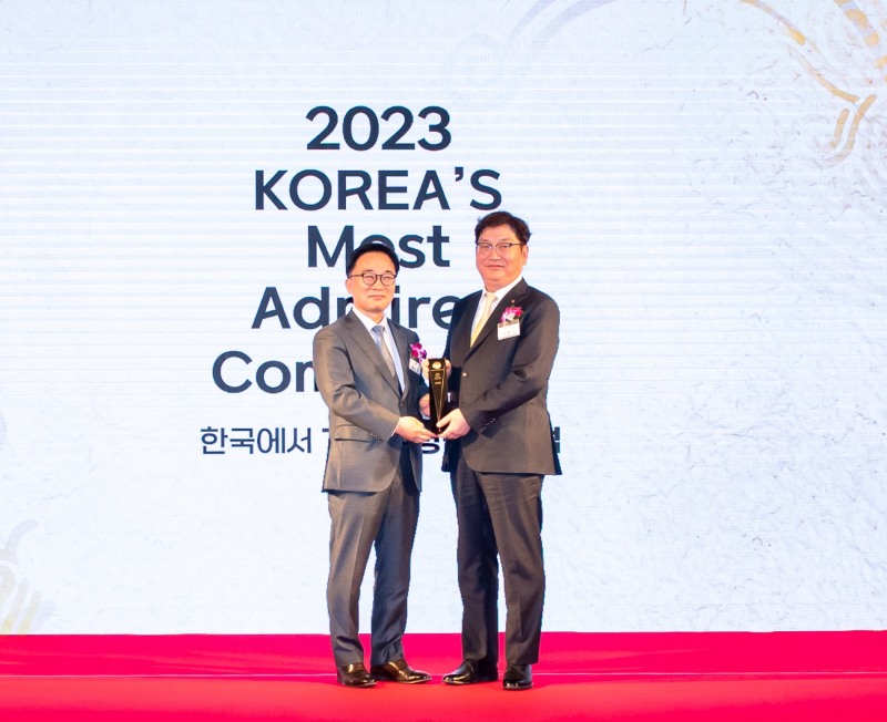 (오른쪽) 에쓰오일 서정규 국내영업본부장과 (왼쪽)한국능률협회컨설팅(KMAC) 한수희 대표이사 사장.(사진=에쓰오일)