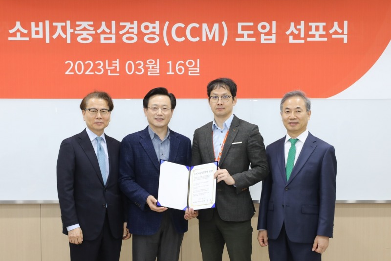 김이배 제주항공 대표이사(왼쪽에서 두 번째)와 김경원 제주항공 커머셜전략실장(오른쪽에서 두 번째)이 3월16일 오전 10시 방화동 국제청소년센터에서 김태영 한국소비자경영협의회 대표, 황국인 한국소비자경영의회 전문위원과 소비자중심경영 선포식을 진행하고 있다.(사진=제주항공)