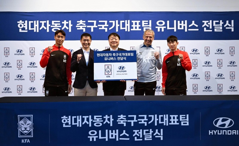 (왼쪽부터) 백승호 선수, 이영표 대한축구협회 부회장, 현대자동차 국내사업본부장 유원하 부사장, 위르겐 클린스만 감독, 김문환 선수.(사진=현대자동차)