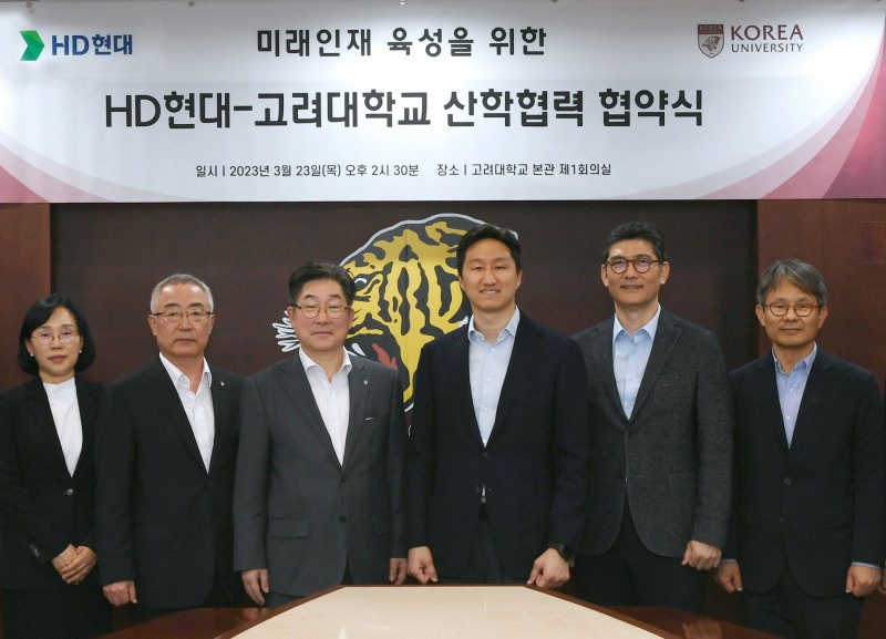23일 서울 성북구 고려대학교 본관에서 열린 ‘미래 인재 육성 산학협력을 위한 업무협약식’에 참석한 관계자들이 기념사진을 촬영하고 있다. HD현대 정기선 사장(왼쪽 네번째)과 고려대학교 김동원 총장(왼쪽 세번째).(사진=HD현대)