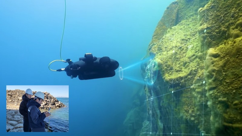 포스코이앤씨가 ‘여수 화태~백야 도로건설공사 1공구’ 현장에서 초음파·GPS·고성능 카메라 등의 측정장비를 탑재한 수중 드론을 활용해 해저지반상태, 해양식물 서식현황, 시공 품질을 확인하고 있다.(사진=포스코이앤씨)